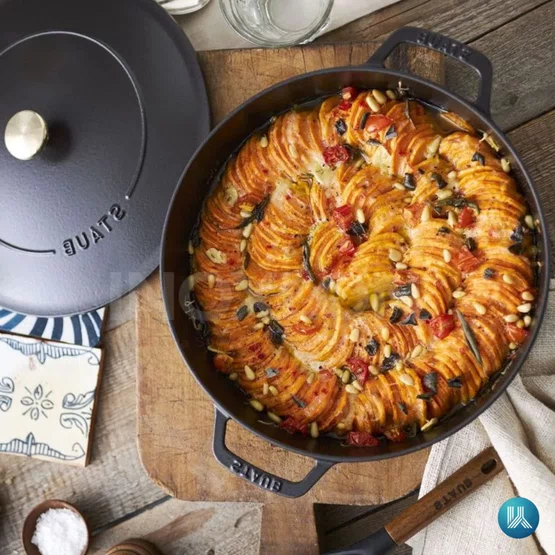 Caçarola Staub Redonda Baixa Chistera Ferro Fundido Preta 28cm