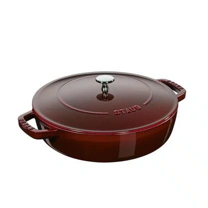 Caçarola Redonda Baixa Chistera Multifuncional em Ferro Fundido Staub 28cm - Vermelho Granada