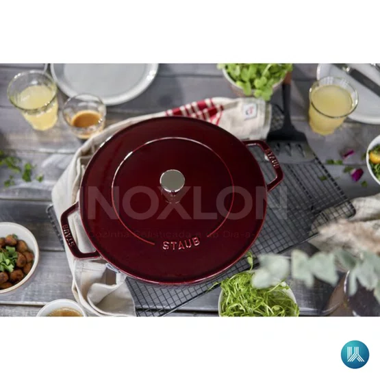 Caçarola Staub Redonda Baixa Chistera Ferro Fundido Vermelho Granado 28cm