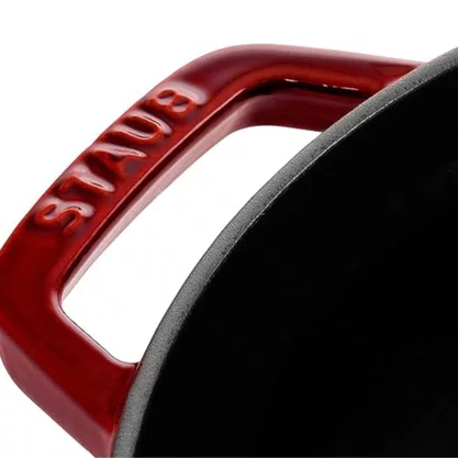 Caçarola Redonda em Ferro Fundido La Cocotte Staub 24cm 3,8L - Vermelho Granada