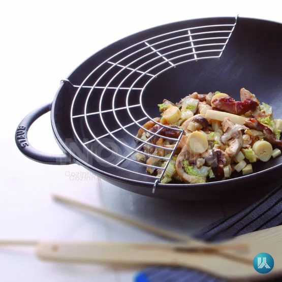 Caçarola Staub Wok Ferro Fundido com Tampa de Vidro Preto 37cm