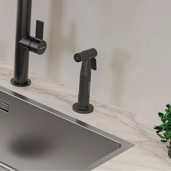 Ducha Manual Tramontina com Extensor 80cm Black Matte Quente e Frio