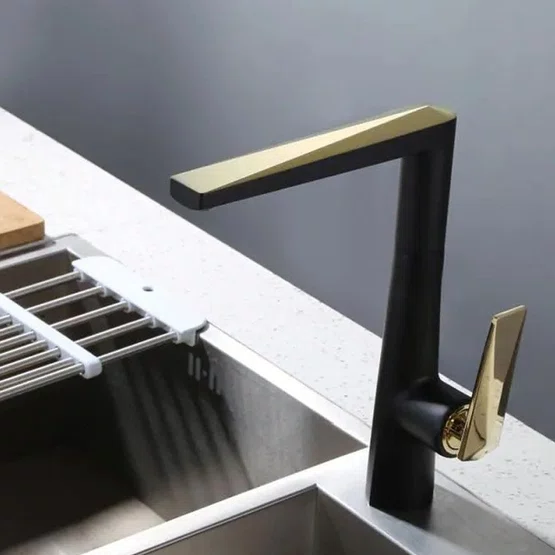 Misturador Monocomando Kromma Gourmet Classic Preto e Dourado para Cozinha ou Lavatório
