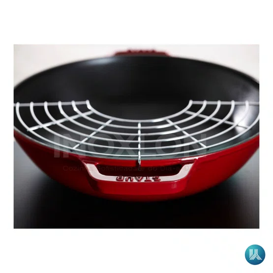 Caçarola Petit Wok Staub com Tampa de Vidro Ferro Fundido Cereja 30cm