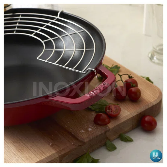 Caçarola Petit Wok Staub com Tampa de Vidro Ferro Fundido Cereja 30cm