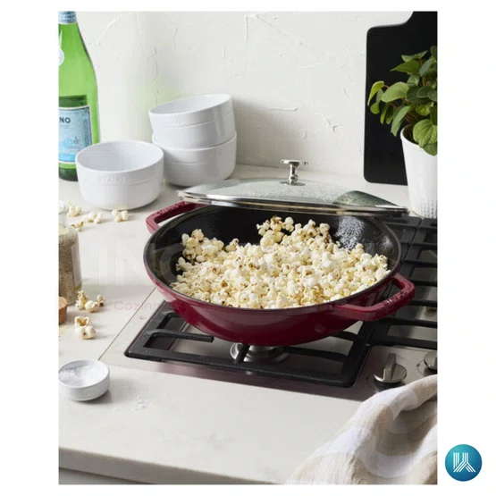 Caçarola Petit Wok Staub com Tampa de Vidro Ferro Fundido Cereja 30cm