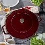 Caçarola Redonda Baixa Chistera Multifuncional em Ferro Fundido Staub 28cm - Vermelho Granada