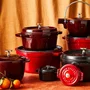 Caçarola Redonda em Ferro Fundido La Cocotte Staub 22cm 2,6L - Vermelho Granada