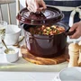 Caçarola Redonda em Ferro Fundido La Cocotte Staub 22cm 2,6L - Vermelho Granada